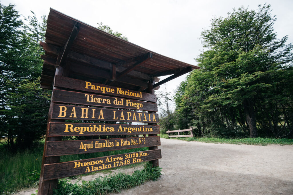 Bahia Lapataia zwischen bewaldeten Bergen