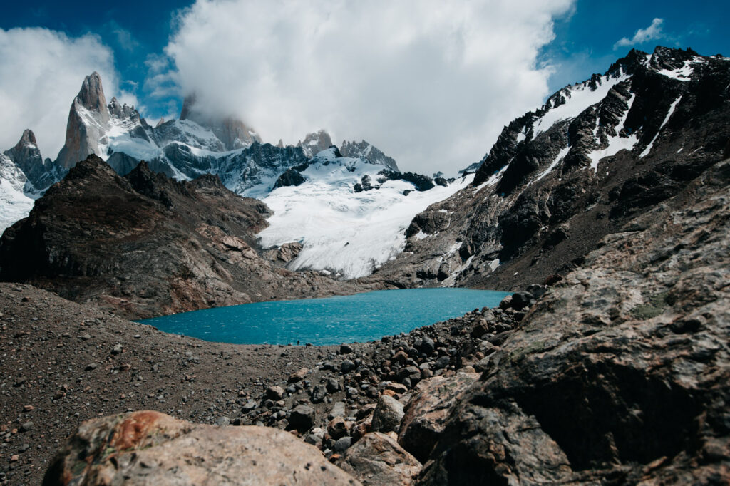 Türkisfarbener Lago de los Tres unter dem verschneiten Mount Fitz Roy