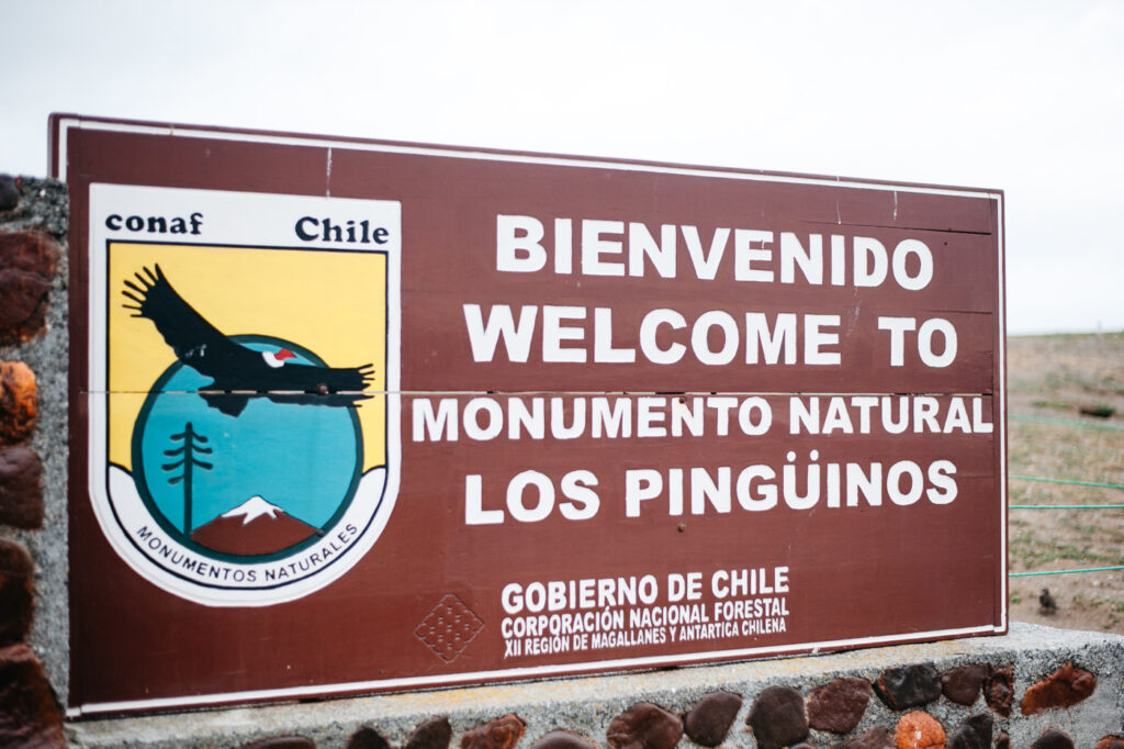 Willkommensschild des Monumento Natural Los Pingüinos auf der Isla Magdalena