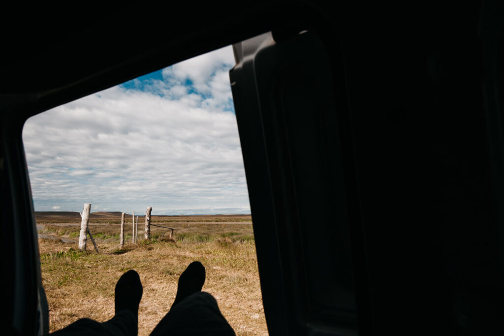 Blick aus dem geöffneten Campervan in die patagonische Steppe
