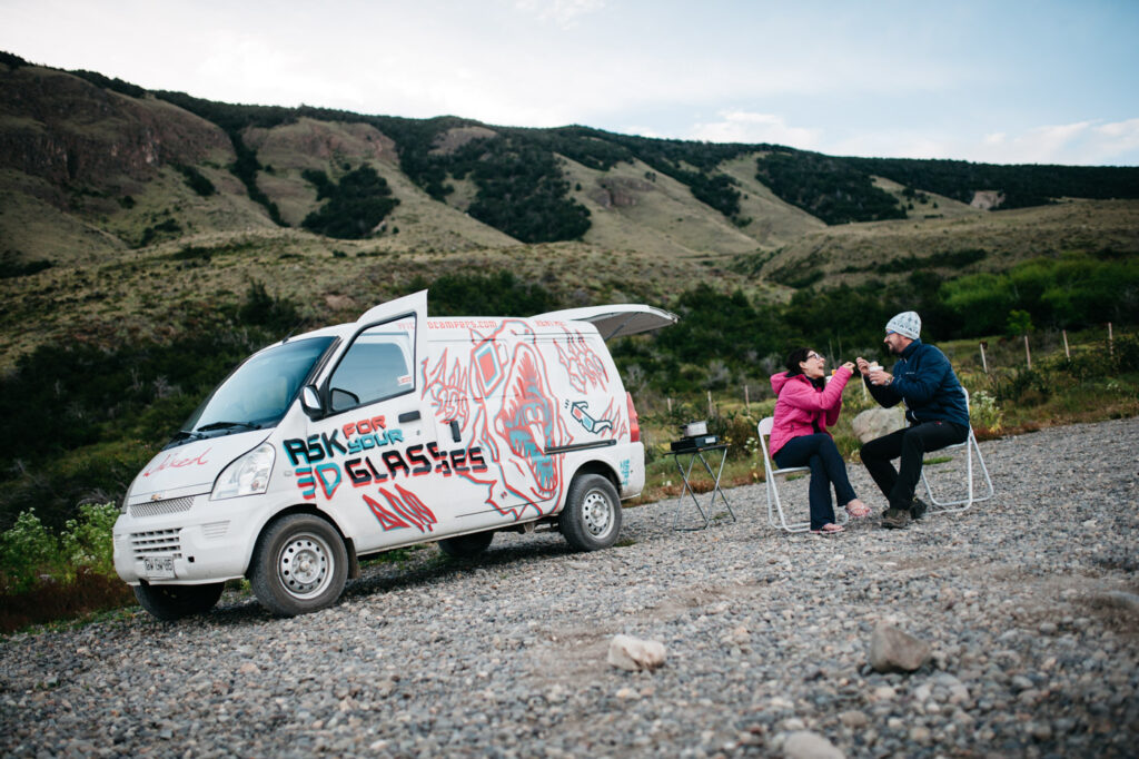 Bianca und Tom essen neben ihrem Wicked Campervan