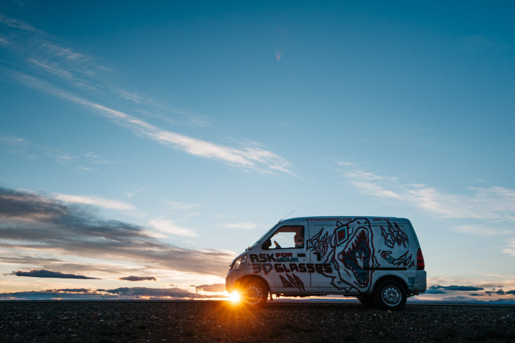 Wicked Campervan im Sonnenuntergang Patagoniens