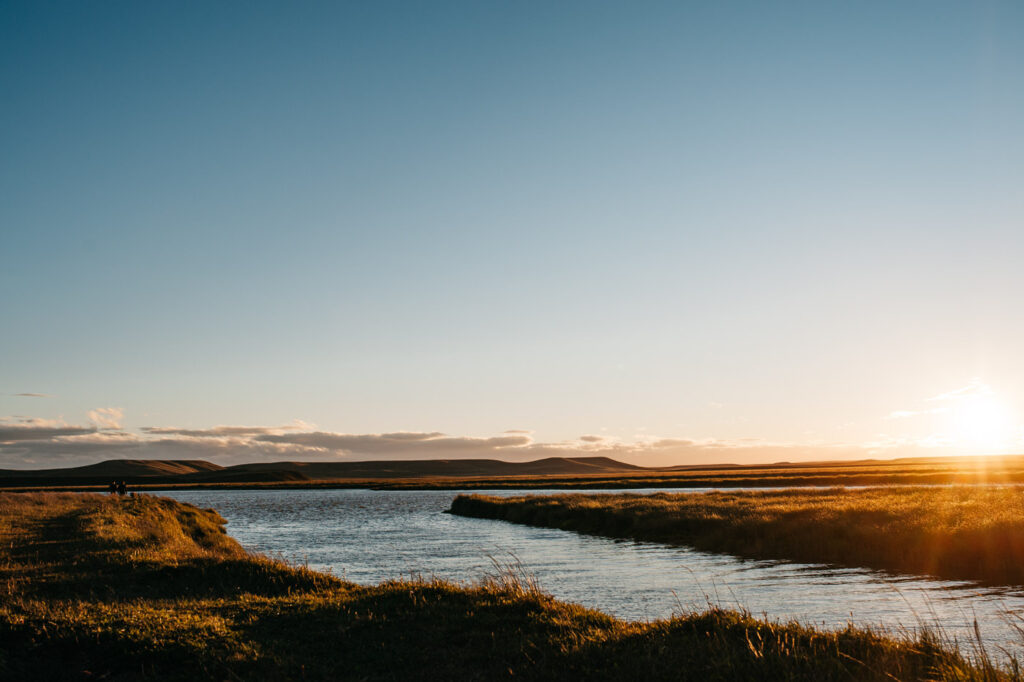 Fluss in der patagonischen Steppe bei Sonnenuntergang
