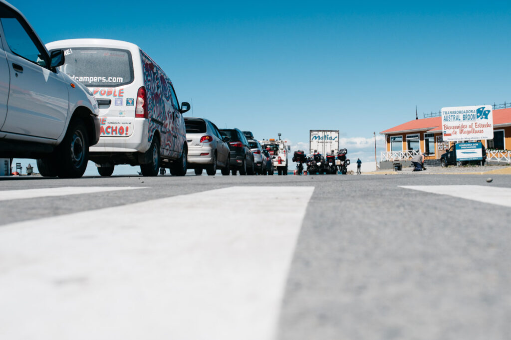 Fahrzeuge warten am Fähranleger von Punta Delgada