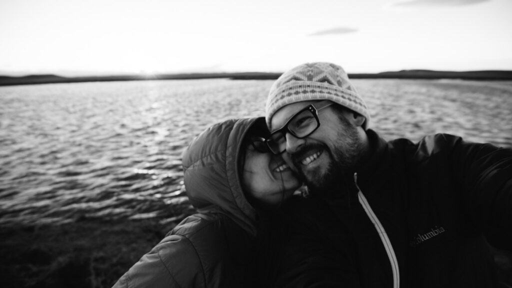 Bianca und Tom am Ufer eines Sees in Patagonien