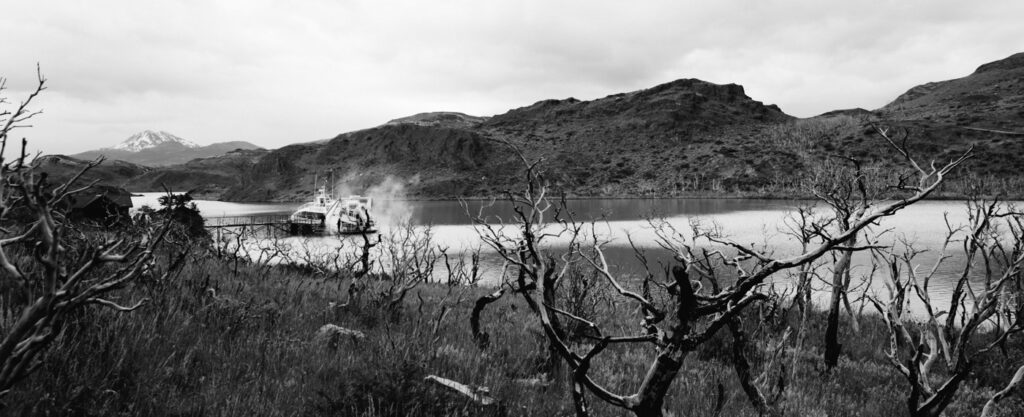 Katamaran Hielos Patagónicos am Ufer des Lago Pehoé