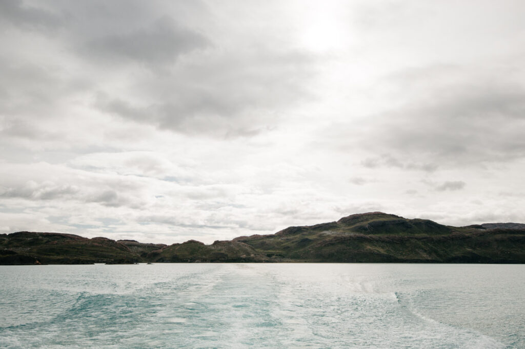 Lago Pehoé unter einem wolkenverhangenen Himmel