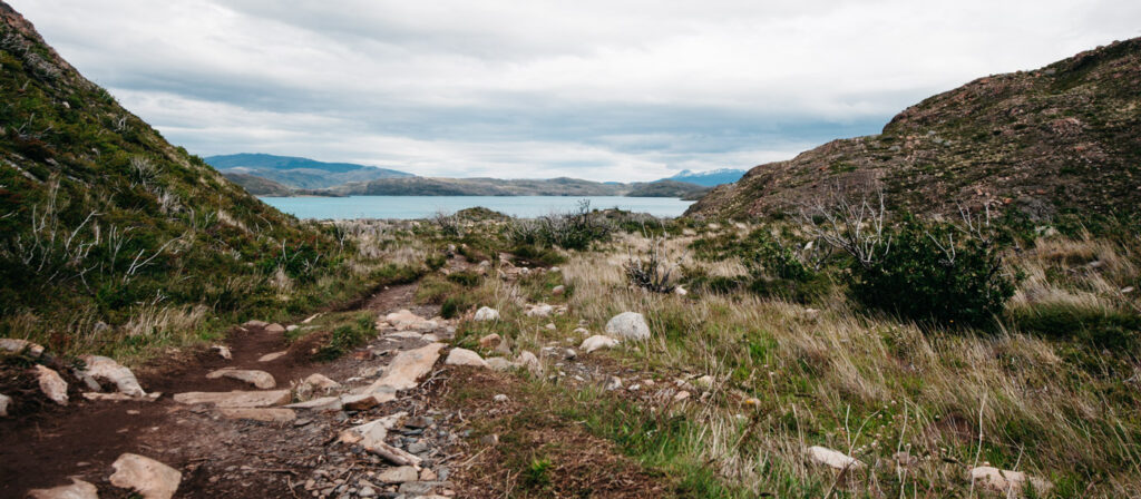 Felsiger Wanderweg nahe dem Refugio Paine Grande