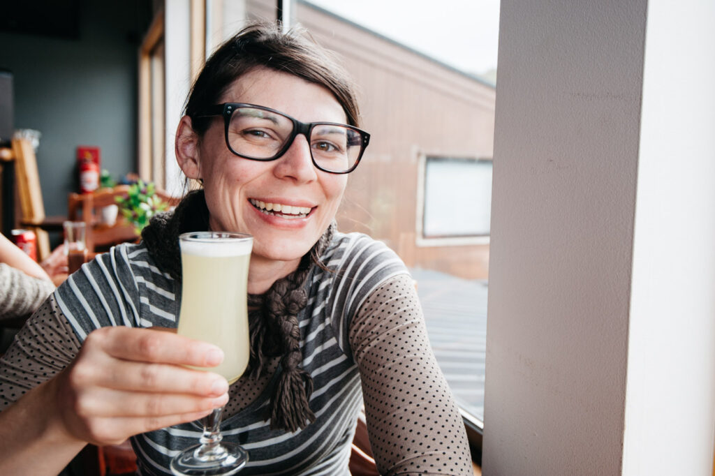 Bianca trinkt nach der Wanderung einen Pisco Sour