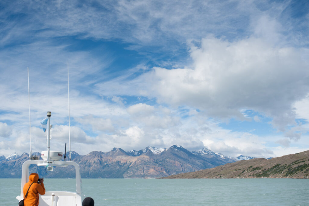 Bootsfahrt über den Lago Viedma vor den patagonischen Bergen