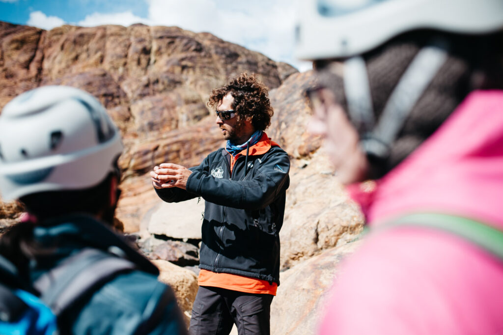 Tourguide von Patagonia Aventura erklärt die Gletscherwanderung