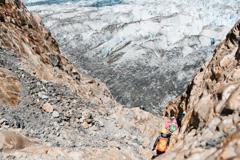 Tourgruppe steigt über steile Felsen zum Viedma Gletscher ab
