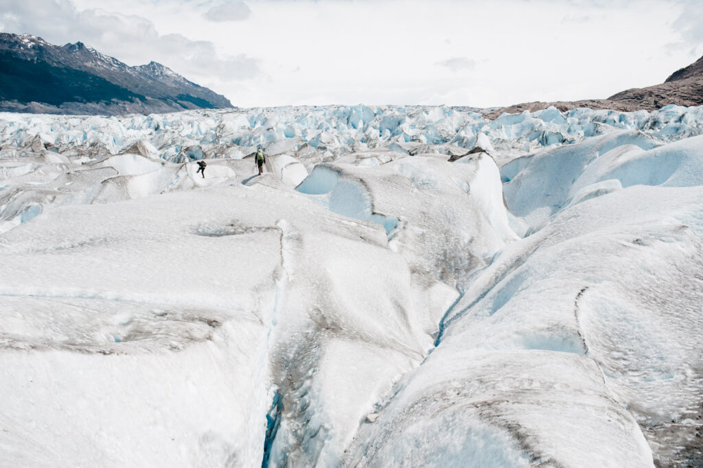 Eistrekking zwischen Spalten auf dem Viedma Gletscher