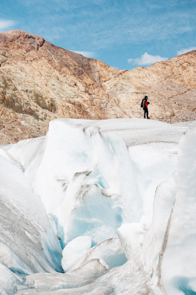 Wanderer auf einem Eisrücken des Viedma Gletschers