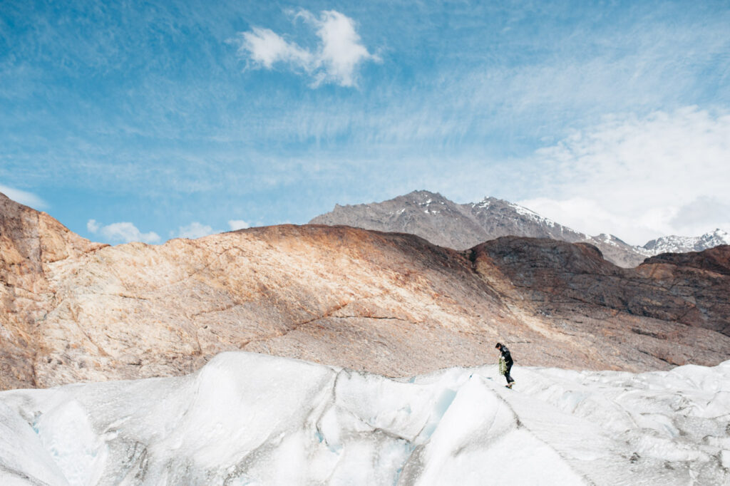 Einzelner Wanderer auf dem Viedma Gletscher