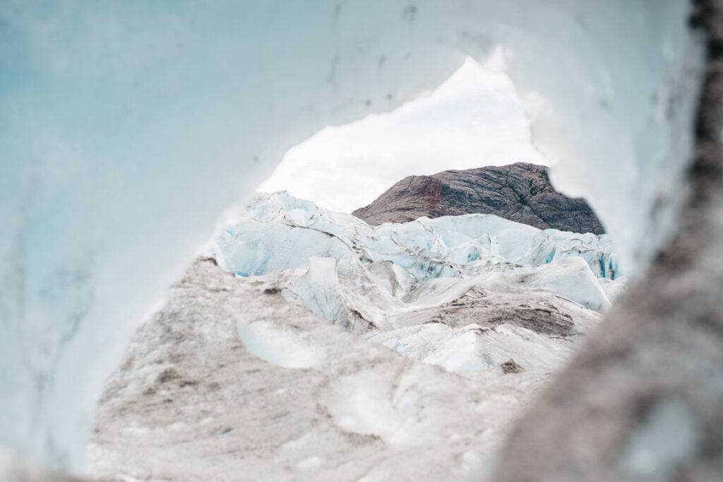 Blick durch eine Eishöhle im Viedma Gletscher