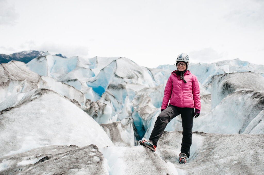 Bianca mit Helm und Steigeisen auf dem Viedma Gletscher