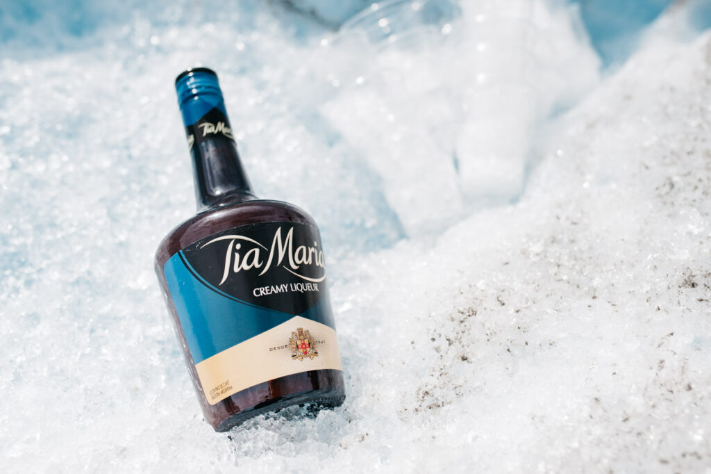 Flasche Tia Maria wird im Eis des Viedma Gletschers gekühlt