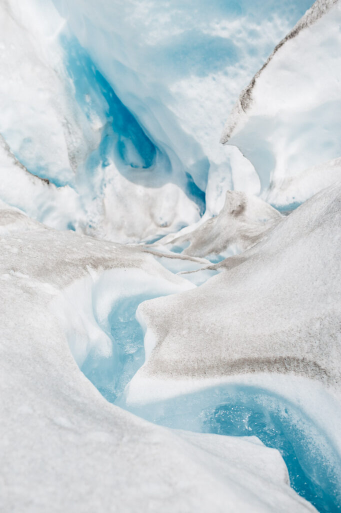 Tiefblaue Gletscherspalte im Viedma Gletscher