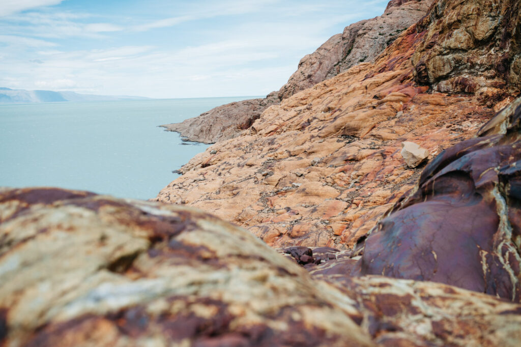 Farbenfrohe, vom Eis glatt geschliffene Felsen am Lago Viedma