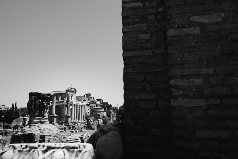 Antike Ruinen im Forum Romanum in Schwarz-Weiß