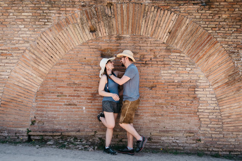 Bianca und Tom vor einer Backsteinmauer im Forum Romanum