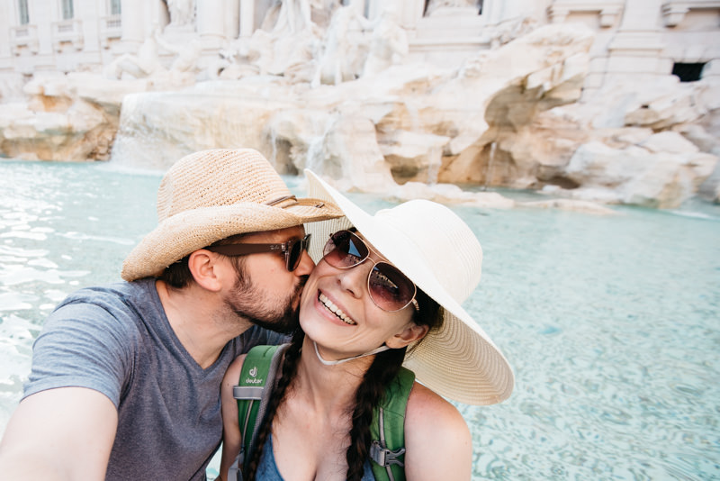 Bianca und Tom vor dem Trevi-Brunnen