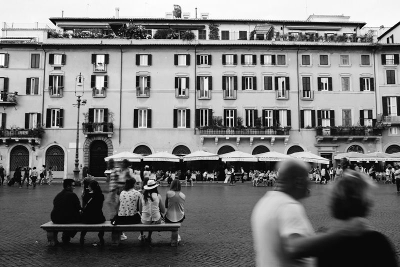 Menschen auf der Piazza Navona in Rom