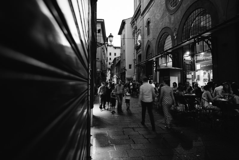 Belebte Gasse mit Restaurants in Rom bei Nacht
