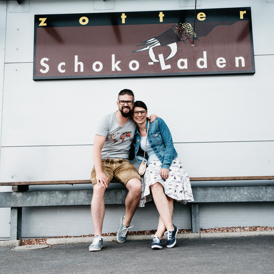 Bianca und Tom vor der Zotter Schokoladenfabrik