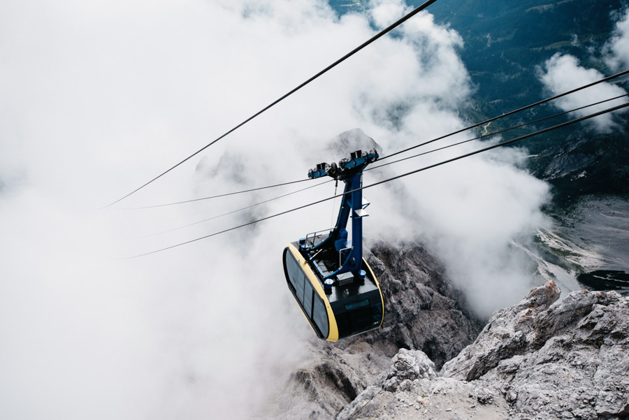 Dachstein-Gondel über Wolken und Felsen