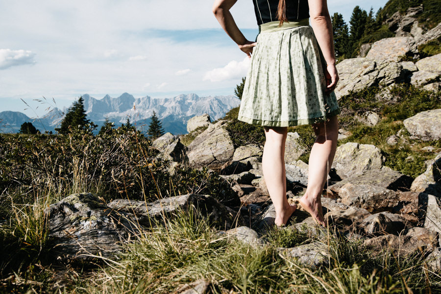 Bianca barfuß im Dirndl vor dem Dachsteinmassiv