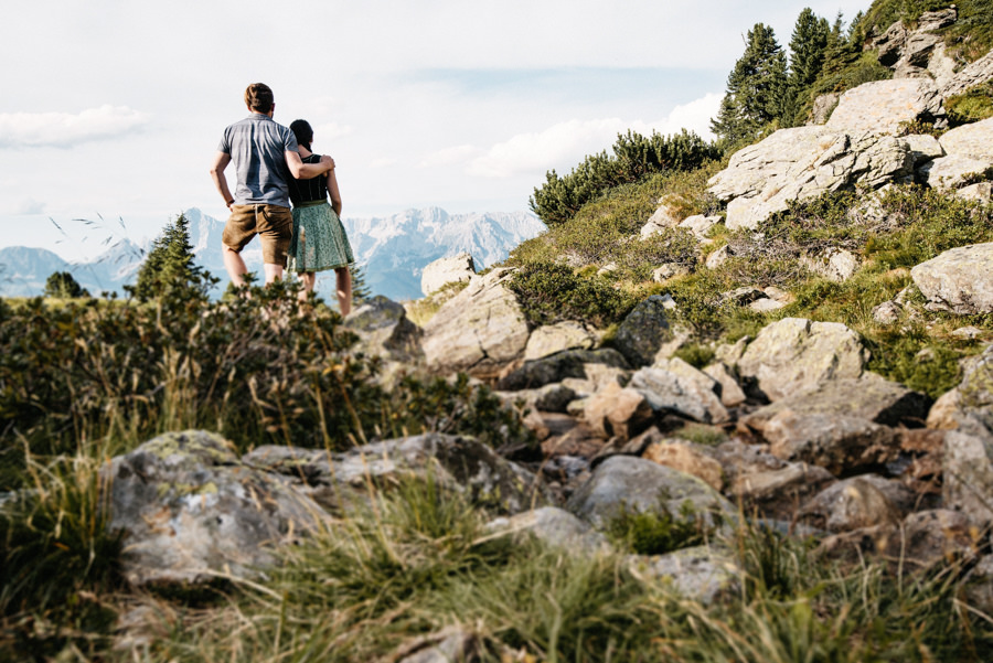 Bianca und Tom blicken von der Reiteralm zum Dachstein