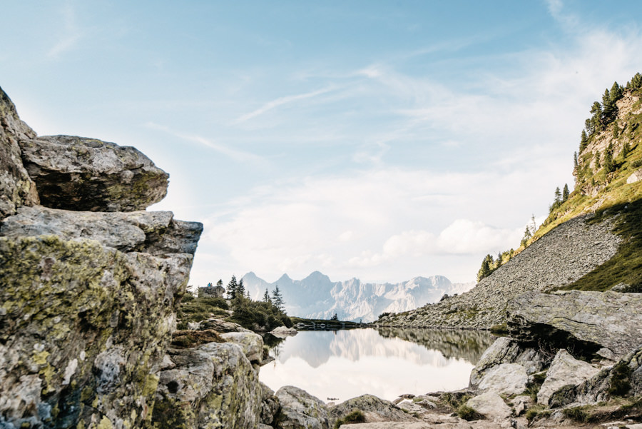 Spiegelsee auf der Reiteralm zwischen Felsen