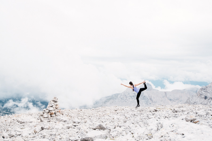 Bianca macht Yoga auf dem felsigen Dachstein