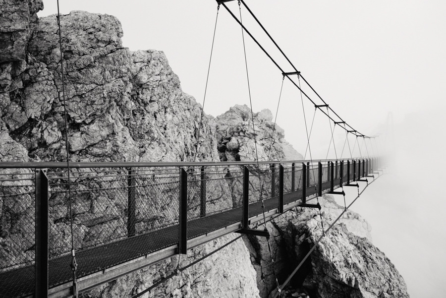 Hängebrücke am Dachstein verschwindet im Nebel