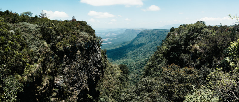 Blick durch die bewaldeten Felsen bei God’s Window