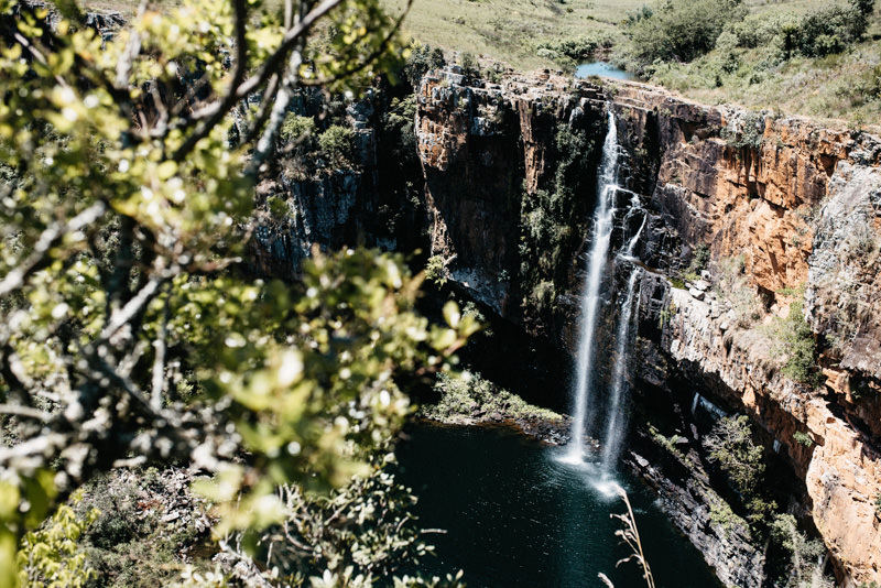 Wasserfall an einer steilen Felswand entlang der Panorama Route