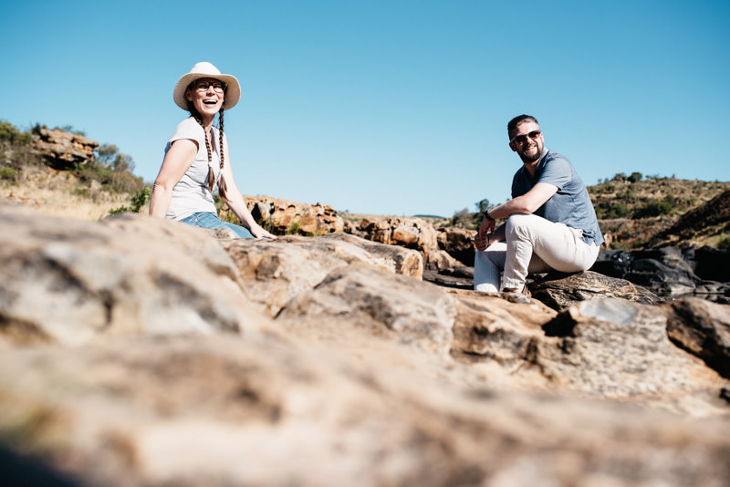 Bianca und Tom zwischen den Felsen an Bourke’s Luck Potholes