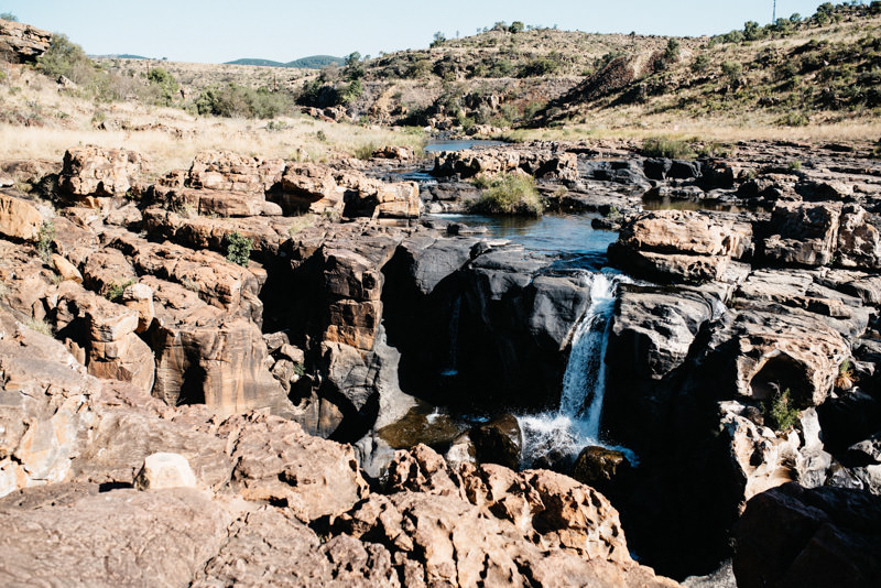 Wasserfälle zwischen den ausgewaschenen Felsen der Bourke’s Luck Potholes
