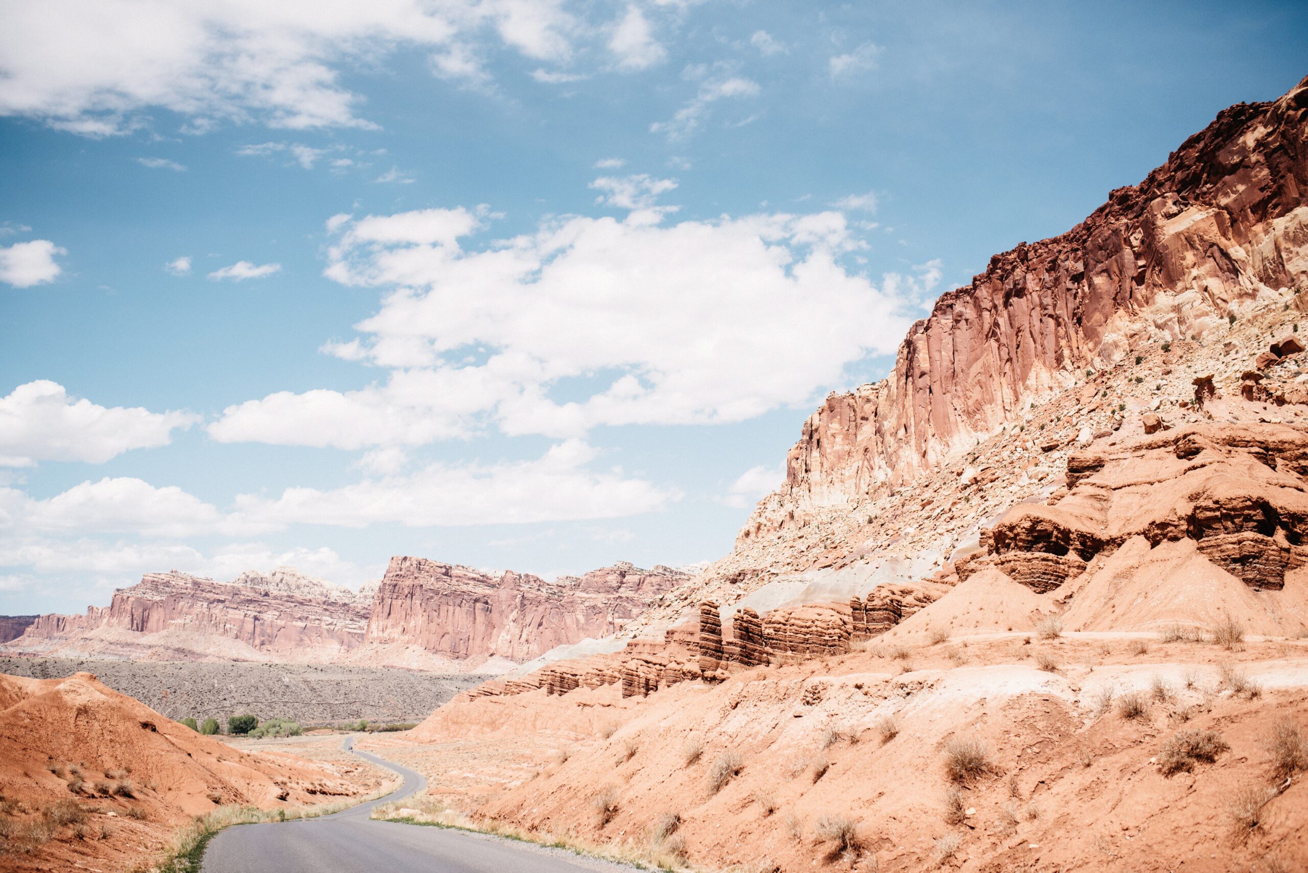 The road winding between the colourful cliffs of Capitol Reef