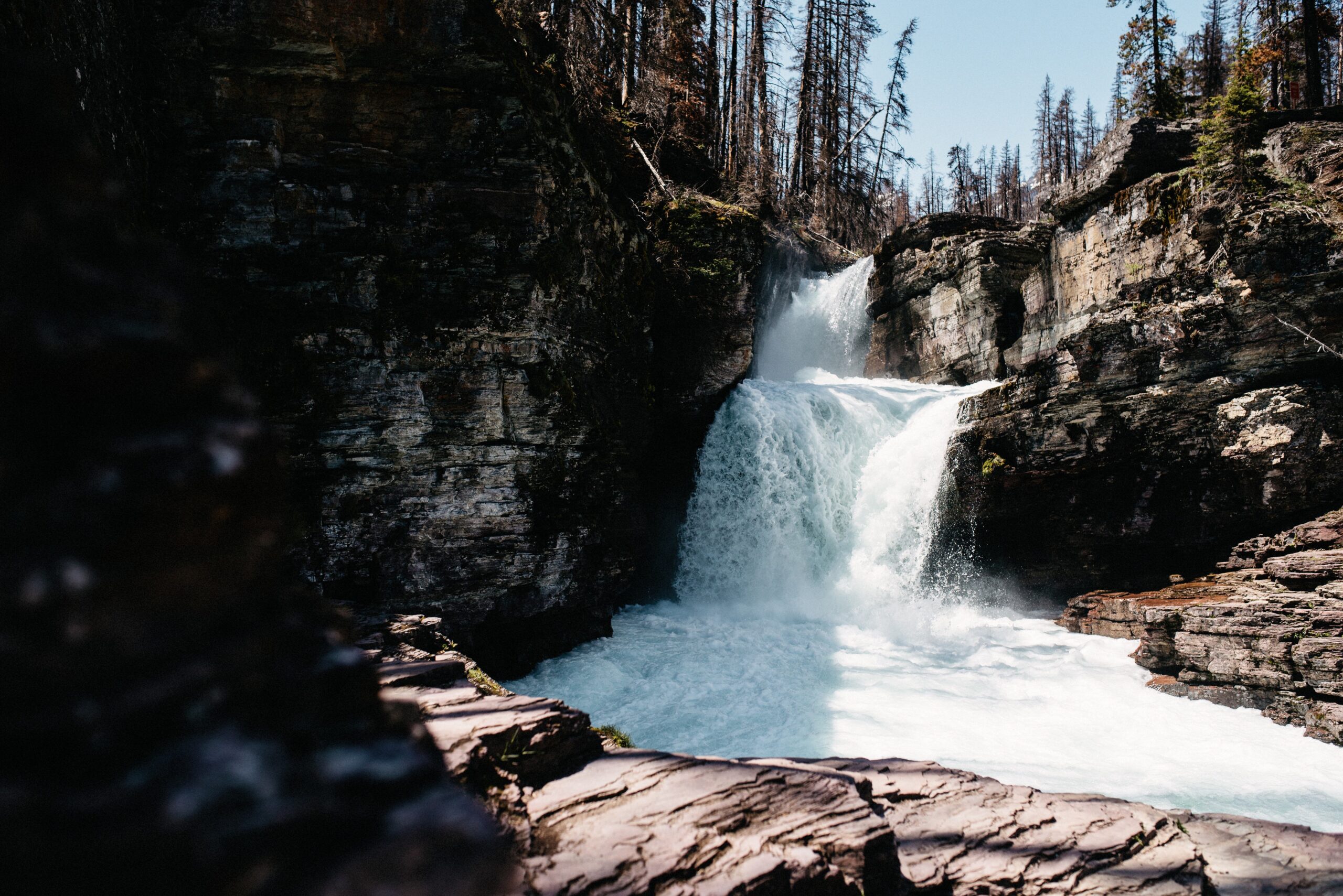 Türkisfarbenes Wasser rauscht über die St. Mary Falls