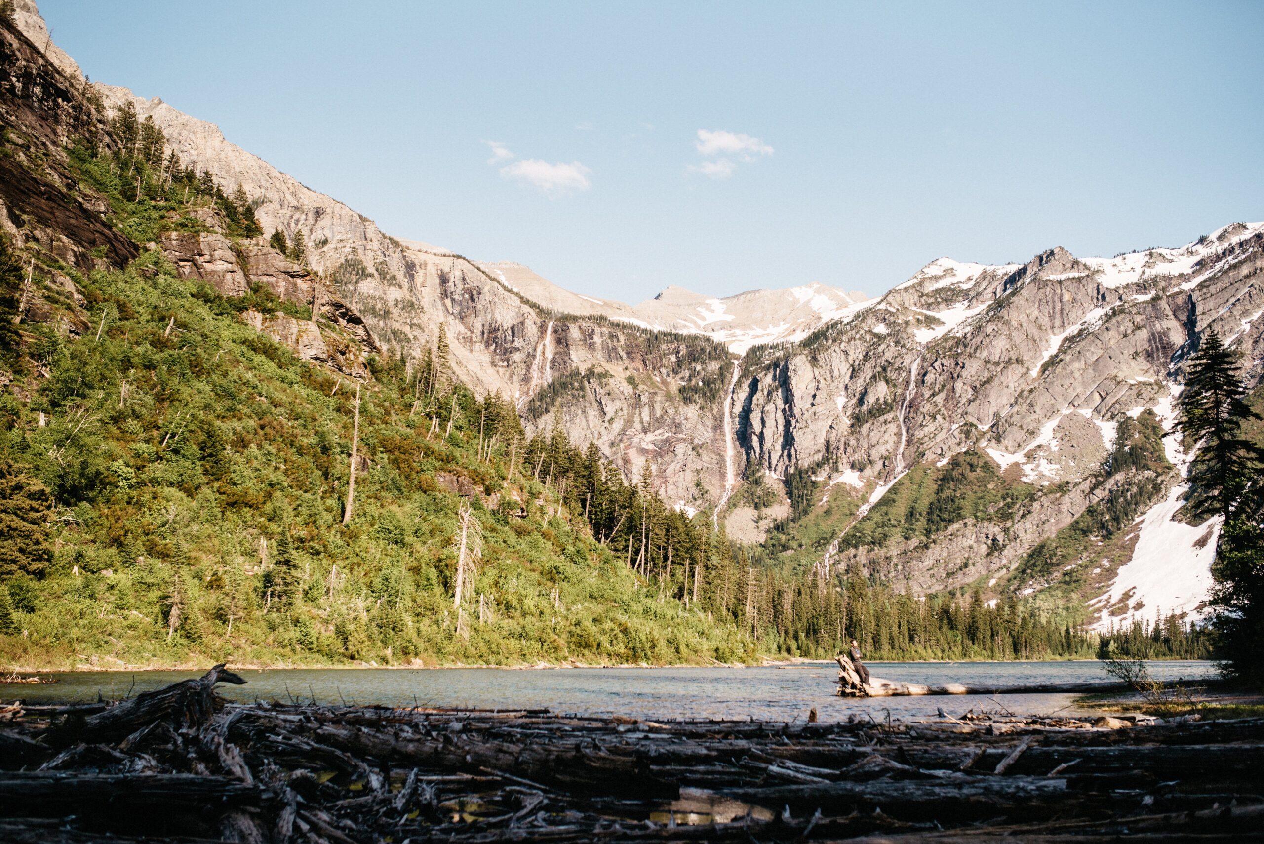 Avalanche Lake unter steilen Bergwänden