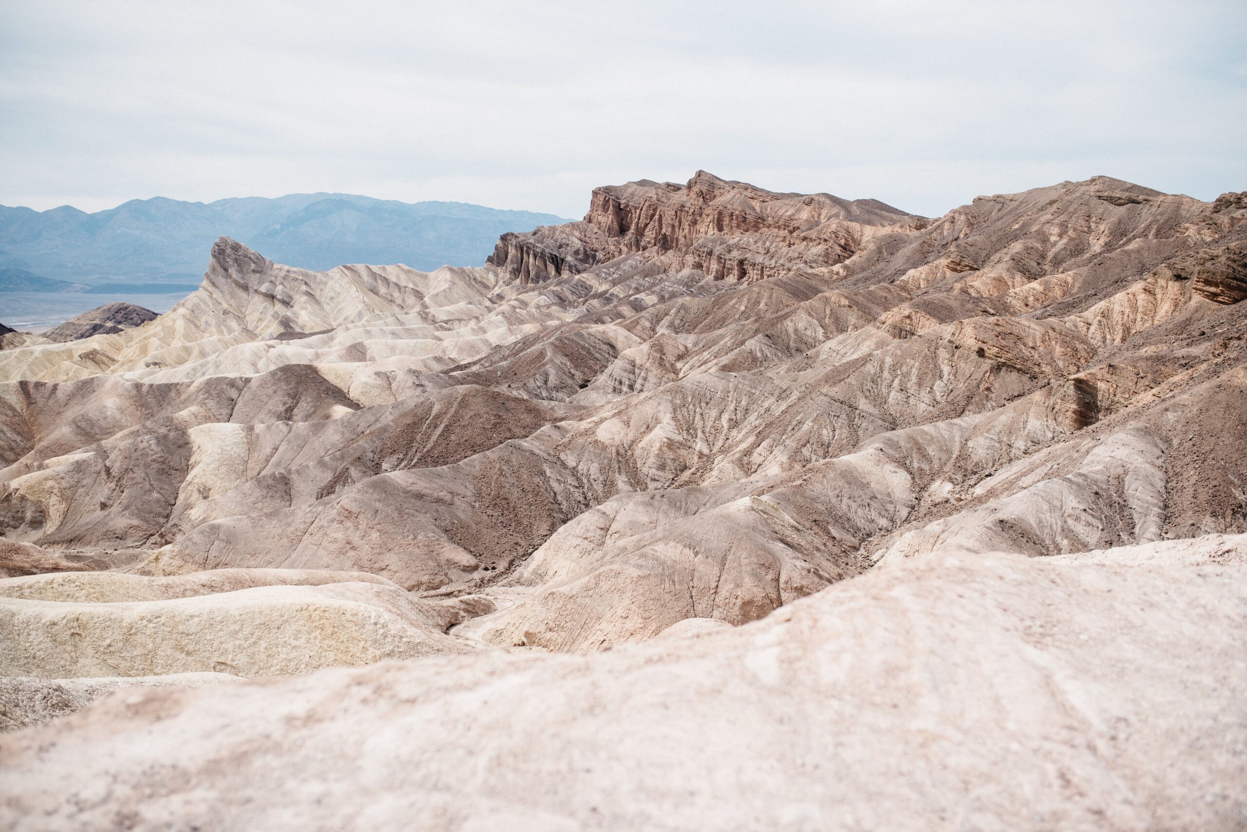 Die gefaltete helle Landschaft am Zabriskie Point im Death Valley