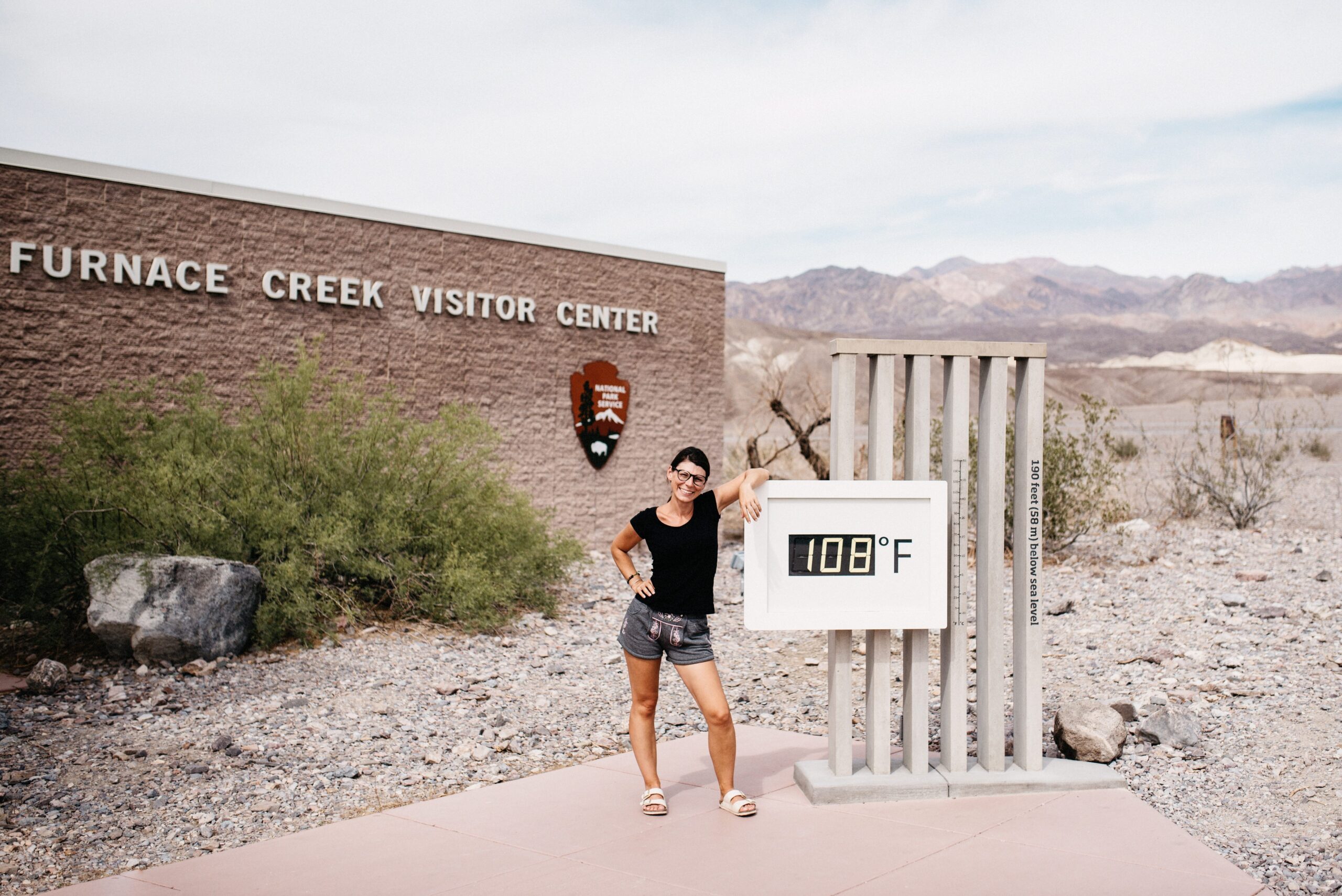 Bianca neben der Temperaturanzeige bei Furnace Creek