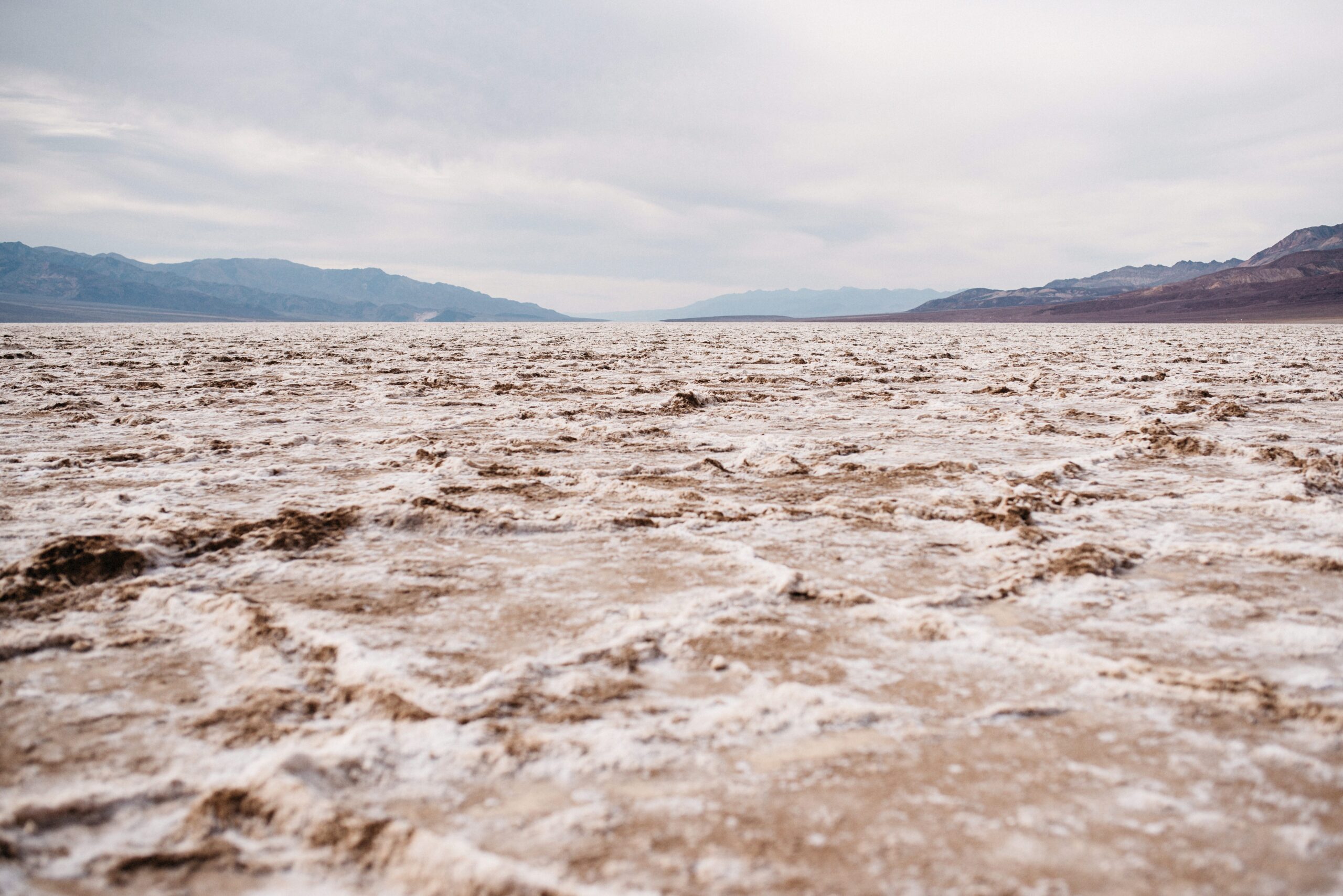 Die Salzkruste erstreckt sich über das Badwater Basin