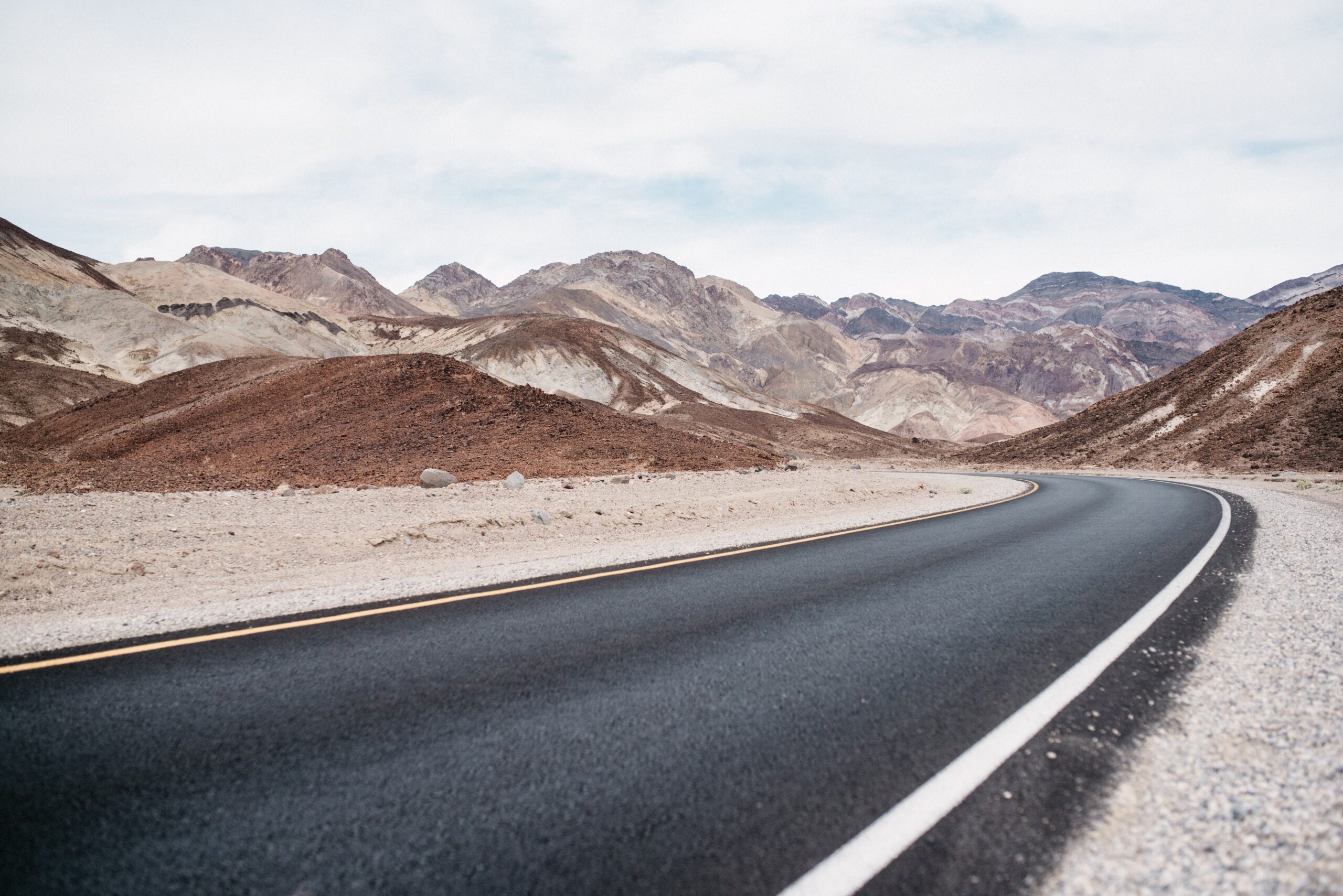 Eine leere Straße windet sich durch die Berge im Death Valley