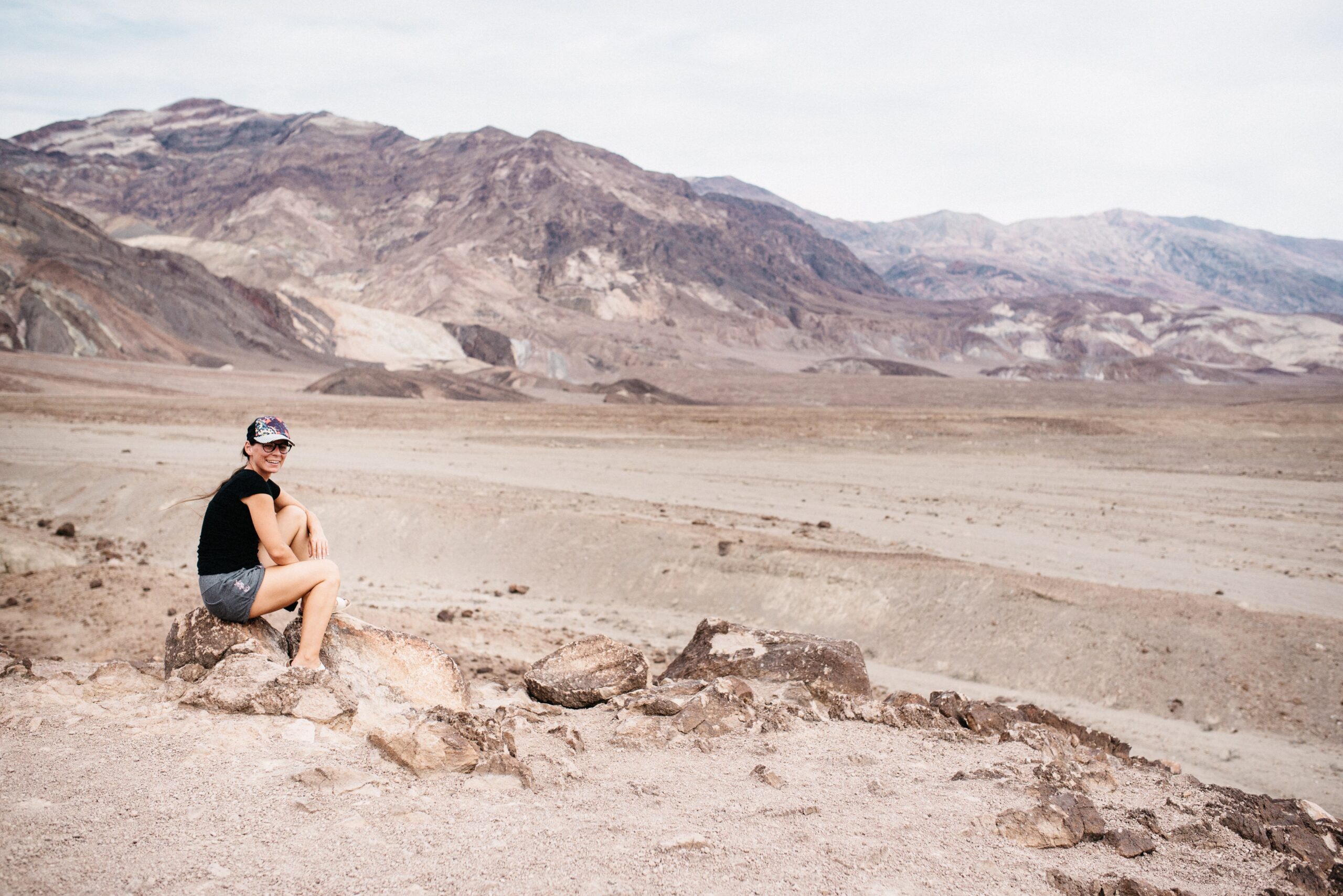 Bianca blickt von einem hohen Aussichtspunkt über das Death Valley