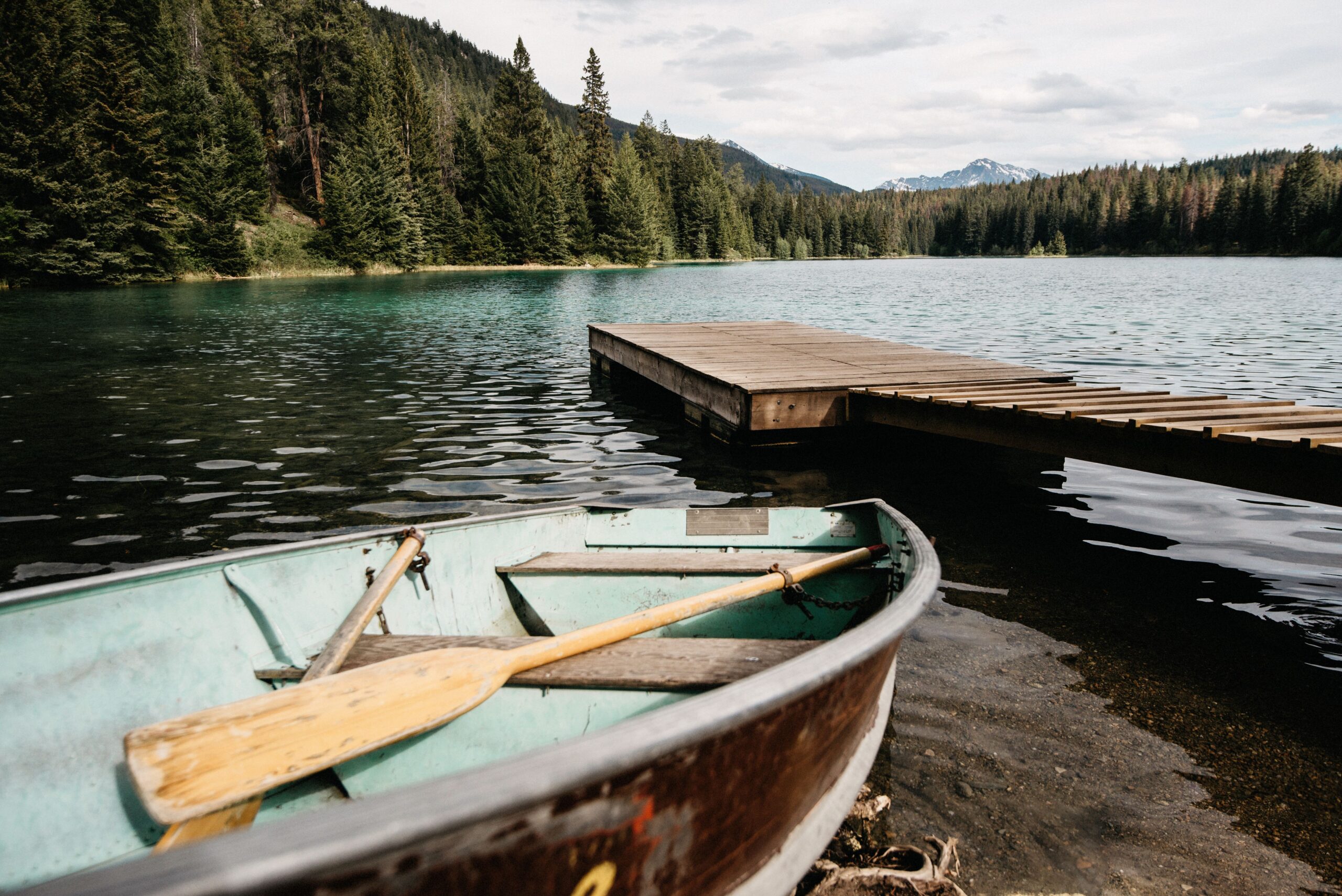 Kanus sind an einem Holzsteg an einem Waldsee in Jasper festgemacht