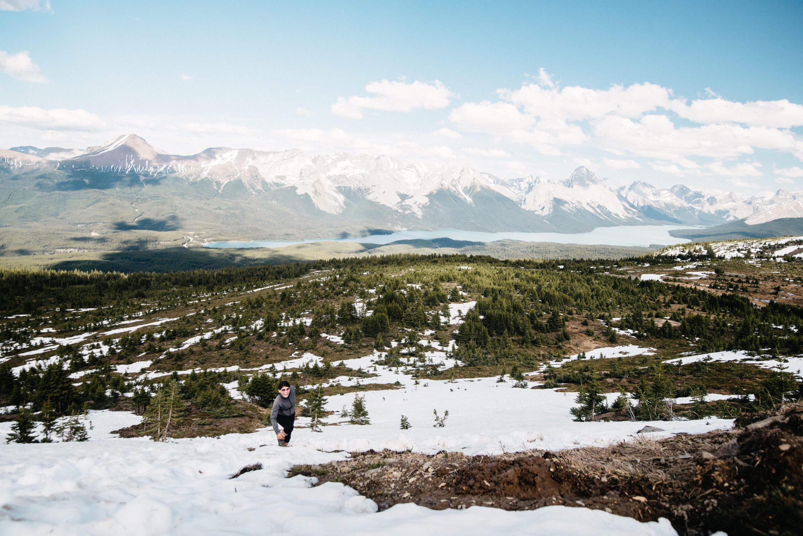 Verbliebener Schnee am Bald Hills Trail über Maligne Lake